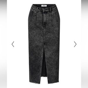 NWOT BLACK MID WASH FRONT SPLIT DENIM MIDI SKIRT